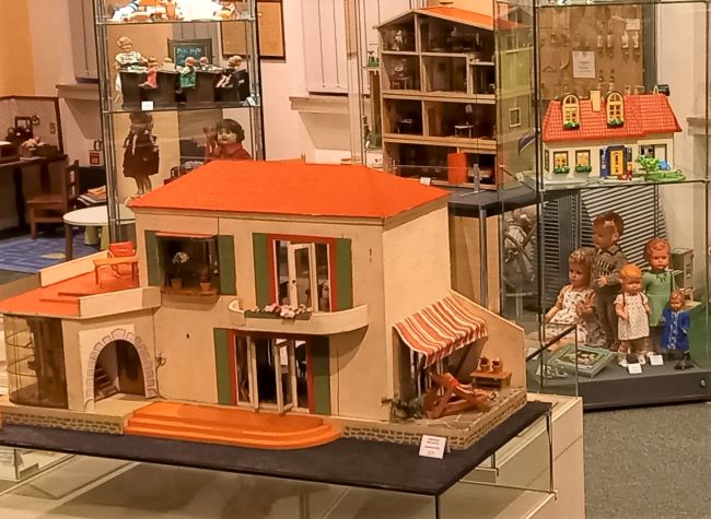 XXS - Puppenhäuser, Kaufläden & Co. Blick in die Ausstellung